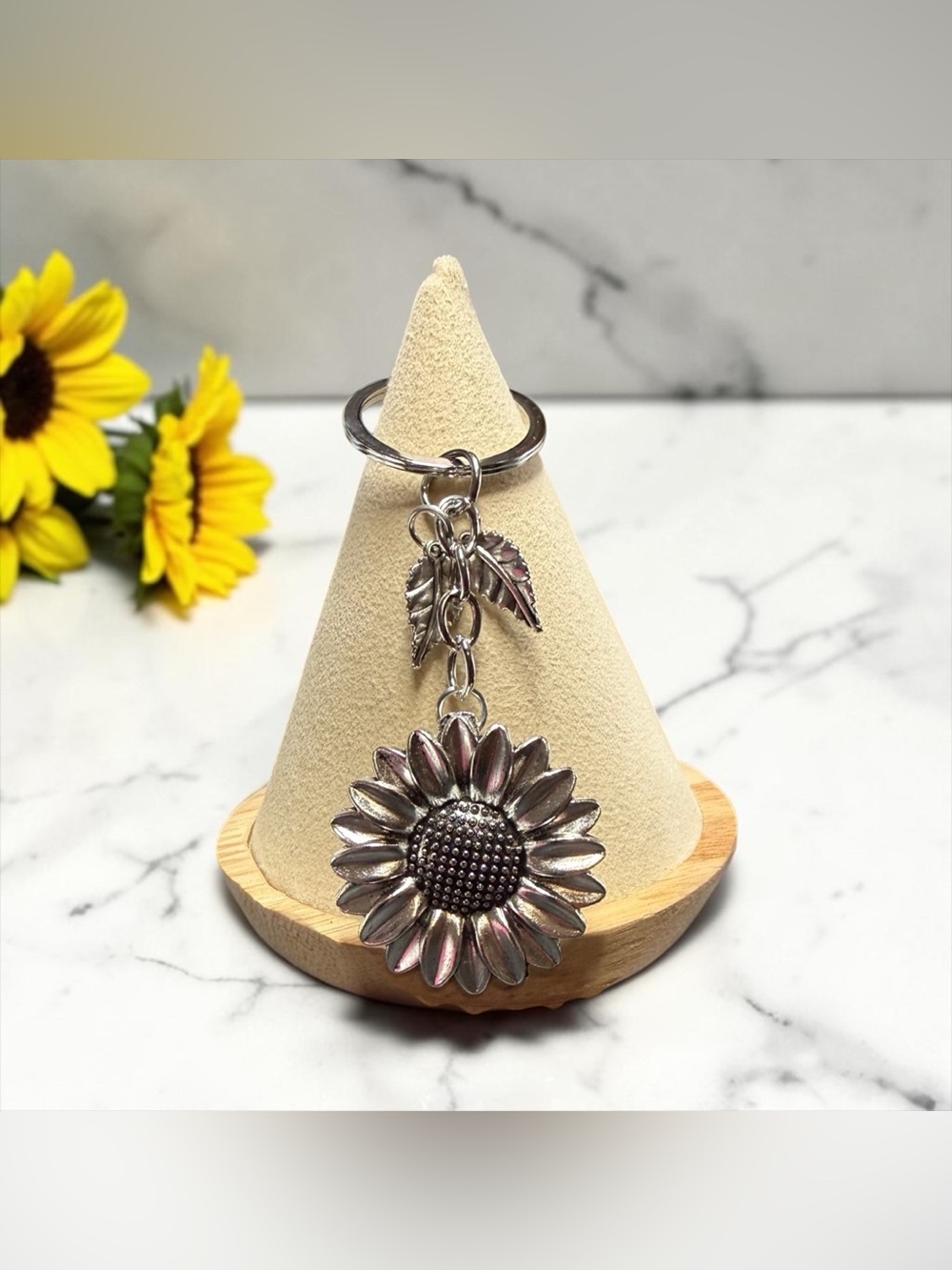 🏷️‼️5/$25🏷️‼️🌻Silver-Tone Sunflower Keychain/NWOT🌻